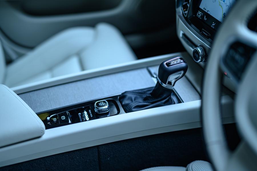 Детали интерьера Volvo V60 T5 Cross Country 2018 года  (JP) (фото 18 из 18)
